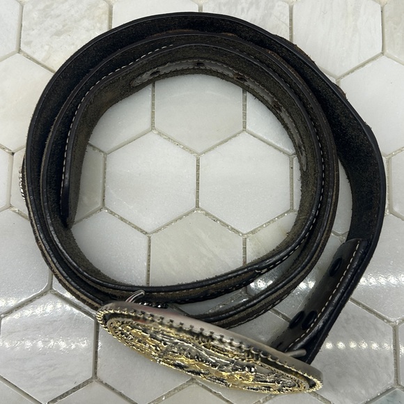 Western Style Belt Buckle has Horses & Cowboys on a Mountain Range Sz42 - Picture 2 of 6